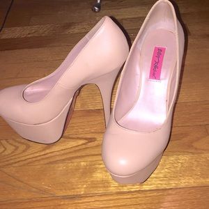 Perfect nude platform heels 👠